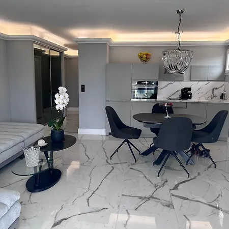 Coral Rouge, You Luxury In 戛纳